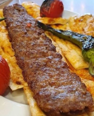 پخت کباب روی زغال طبیعی